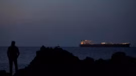 Iran soạn luật thu phí tàu qua eo biển Hormuz, châu Á chật vật trong cơn 'khát' dầu