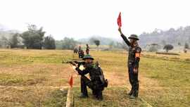 Chiến sĩ mới Bộ Chỉ huy Quân sự tỉnh bước vào thực hành bắn đạn thật