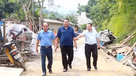 Bí thư Đảng ủy xã Sín Chéng kiểm tra tiến độ các công trình trọng điểm