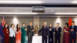 Tổng Bí thư, Chủ tịch nước Tô Lâm gặp gỡ cán bộ, nhân viên Đại sứ quán và cộng đồng người Việt Nam tại New Zealand