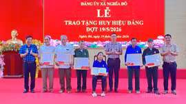 Nghĩa Đô, Bản Xèo trao tặng Huy hiệu Đảng đợt 19/5 cho các đảng viên