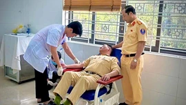 Đại úy cảnh sát giao thông hiến máu kịp thời, cứu sống sản phụ băng huyết và thai nhi