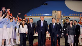 Tổng thống Trump bắt đầu chuyến thăm Trung Quốc, thu hút chú ý toàn cầu