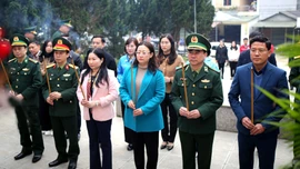 Đoàn công tác Bộ Tư lệnh Bộ đội Biên phòng và tỉnh Lào Cai dâng hương tưởng niệm các Anh hùng liệt sĩ tại Đồn Biên phòng Pha Long