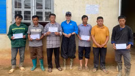 Nghiệp đoàn cơ sở chợ Sơn Thịnh chung tay hỗ trợ các hộ dân bị thiệt hại do mưa bão tại xã Lao Chải