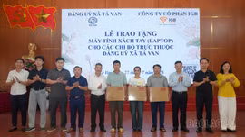 Xã Tả Van tiếp nhận máy tính tài trợ, ký kết hợp tác thúc đẩy chuyển đổi số