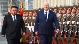 Triều Tiên bắn 21 loạt đại bác đón Tổng thống Belarus