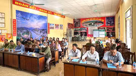 Bảo Hà: tập huấn kỹ thuật nuôi kiến lấy trứng dưới tán rừng và nuôi tằm giống mới cho người dân