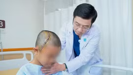 Việt Nam lần đầu phẫu thuật não tỉnh thành công cho trẻ 12 tuổi