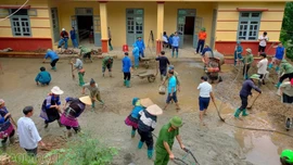 Cán bộ và nhân dân thôn Lao Chải bê tông hóa đường giao thông nông thôn.