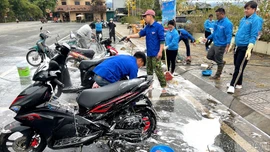 Rửa xe gây quỹ Tết cho trẻ em khó khăn phường Nghĩa Lộ