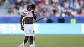 Tổng thống Trump gọi điện yêu cầu Chủ tịch FIFA xem xét thẻ đỏ của sao tuyển Mỹ