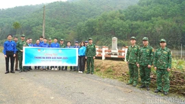 “Hành trình địa chỉ đỏ” giáo dục truyền thống tại khu vực cột mốc 106