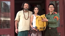 Công an phường Sa Pa trao trả tài sản bị thất lạc cho du khách nước ngoài 