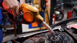 Giá xăng giảm về sát 23.000 đồng