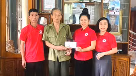 Phường Trung Tâm trao quà, đồng hành cùng gia đình chịu ảnh hưởng chất độc da cam
