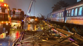 Hà Nội: Xe tải va chạm với tàu hỏa khi băng qua đường sắt, 2 người tử vong tại chỗ