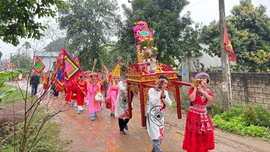 Tưng bừng lễ hội đền Hai Cô