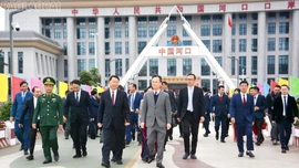 Lào Cai đón Đoàn đại biểu Châu Hồng Hà dự Chương trình Giao lưu văn nghệ Chào Xuân qua biên giới