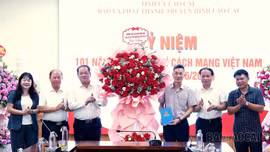 Thường trực HĐND tỉnh và Đoàn đại biểu Quốc hội tỉnh thăm, chúc mừng Báo và Phát thanh, Truyền hình Lào Cai nhân dịp 21/6