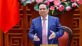 Thủ tướng: Xem xét bố trí ngân sách để bình ổn giá xăng dầu