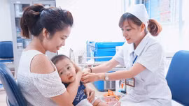 14 bệnh bắt buộc tiêm vaccine: Bộ Y tế siết phòng dịch cho trẻ em và cộng đồng