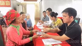 Bản Xèo chi trả hơn 676 triệu đồng hỗ trợ người dân khắc phục thiên tai, dịch bệnh