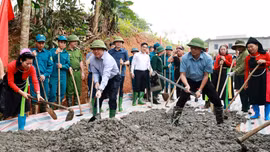 Đồng chí Bí thư Tỉnh ủy Dương Quốc Huy dự Lễ phát động làm đường giao thông nông thôn tại xã Trấn Yên