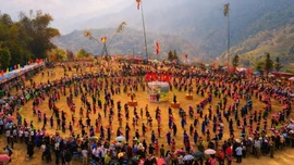 Hơn 500 người tạo màn đại xòe quy mô chưa từng có ở Lào Cai