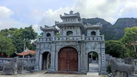 Đôi ngựa đá 100 tuổi tại ngôi đền cổ thờ các vua nhà Trần