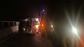 Tai nạn xe khách trên cao tốc, 4 người chết, 6 người bị thương