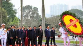 Lãnh đạo Đảng, Nhà nước và TP Hà Nội dâng hương tại Nghĩa trang Mai Dịch