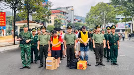 Lào Cai: Bàn giao 19 đối tượng Trung Quốc lập "đại bản doanh" lừa đảo trực tuyến