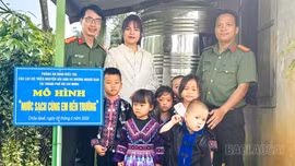 Phòng An ninh điều tra Công an tỉnh Lào Cai phối hợp các đơn vị tổ chức bàn giao mô hình “Nước sạch cùng em đến trường”