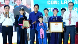 Gia đình chị Vàng Thị Thông được tuyên dương "gia đình trẻ hạnh phúc" năm 2025
