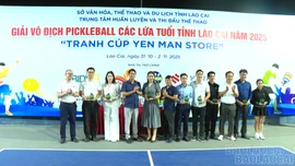 Ban tổ chức trao kỷ niệm chương cho các đơn vị tài trợ giải.