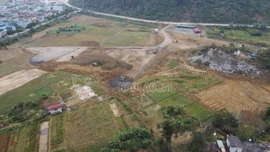 Bàn giao gần 6 ha mặt bằng để san nền Trường phổ thông nội trú Tiểu học và THCS Mường Khương