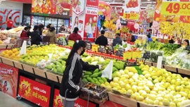 Người dân mua sắm tại Siêu thị GO! Yên Bái những ngày cận Tết. 