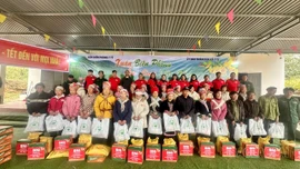 Đồn Biên phòng Y Tý phối hợp UBND xã Y Tý tổ chức Chương trình “Xuân Biên phòng - Ấm lòng dân bản”