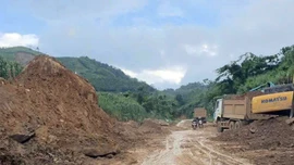 Thông xe tại đoạn sạt lở lớn nhất trên Tỉnh lộ 162