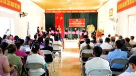 Đồng chí Phó Chủ tịch UBND tỉnh Vũ Thị Hiền Hạnh dự Ngày hội Đại đoàn kết tại thôn Nà Đình, xã Cảm Nhân