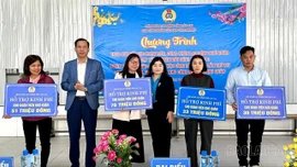 Trao 178 suất quà Tết cho công nhân lao động tại Khu công nghiệp Minh Quân