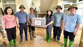 Đồng chí Vũ Thị Hiền Hạnh - Phó Chủ tịch UBND tỉnh kiểm tra công tác phòng chống bão lũ tại các cơ sở y tế