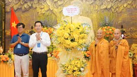 Đồng chí Dương Đức Huy - Trưởng Ban Tuyên giáo và Dân vận Tỉnh ủy dự và chúc mừng Đại lễ Phật đản năm 2026