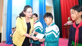 Ủy ban MTTQ Việt Nam tỉnh tặng quà cho học sinh có hoàn cảnh khó khăn xã Văn Bàn
