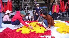 Hấp dẫn điểm check-in 10.000 bông hoa ở Lễ hội đền Thượng