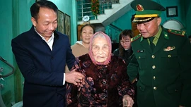 Phó Chủ tịch Thường trực HĐND tỉnh Vũ Quỳnh Khánh thăm, tặng quà Tết tại xã Bản Lầu