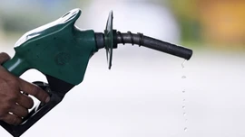 Giá dầu giảm 1% sau khi OPEC+ đẩy mạnh tăng sản lượng