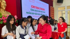 Trao 200 suất quà cho học sinh có hoàn cảnh đặc biệt khó khăn nhân dịp năm học mới