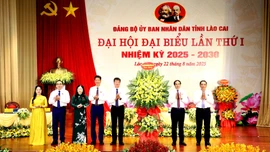 Đồng chí Bí thư Tỉnh uỷ tặng hoa chúc mừng Đai hội.